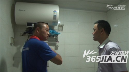 永乐高60net售后正在为刘师傅讲解电热水器的安全使用规范